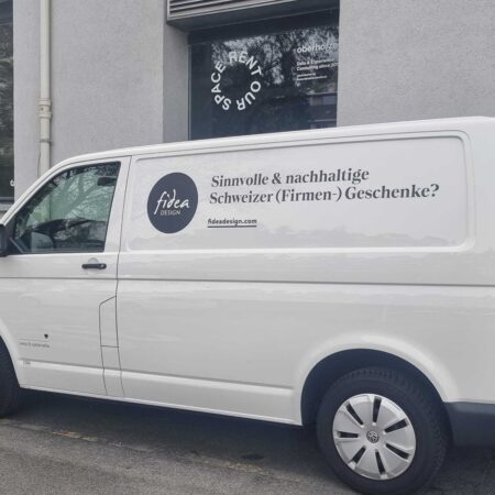 Linguistic Landscape Bus mit Aufschrift